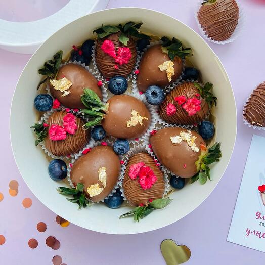 Клубника в шоколаде с голубикой