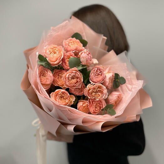 Mono bouquet of bushy peony-shaped roses of the Juliet 5 variety