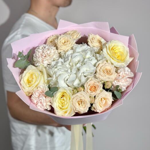 Нежный букет пионовидных роз,  кустовых роз и гортензии