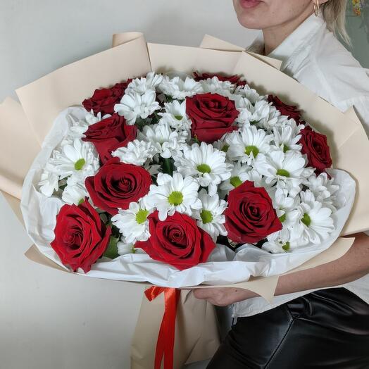 Красные розы и ромашковая хризантема