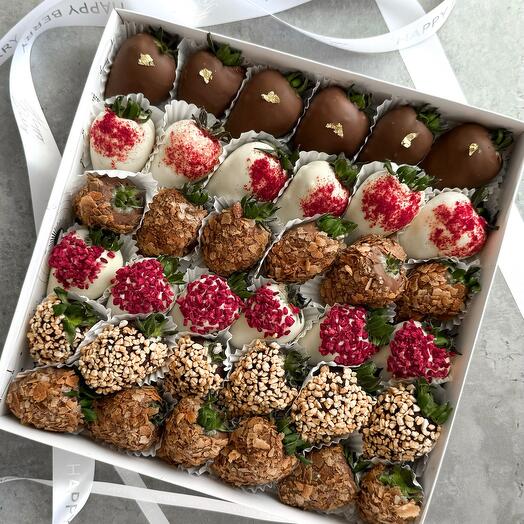 Клубника в шоколаде "Three chocolates" (30-36 ягод)