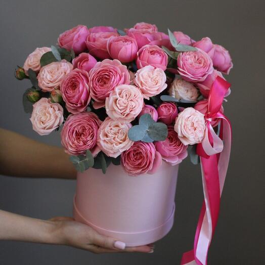 Большая коробка с пионовидными розами двух сортов и эвкалиптом