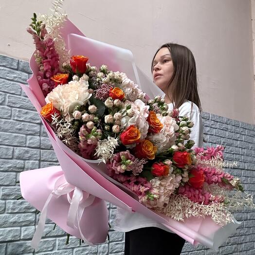 Букет из гортензии и роз львиного зева