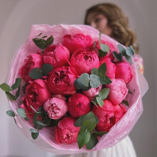 Букет из 15 пионов с эвкалиптом "CORAL POP"