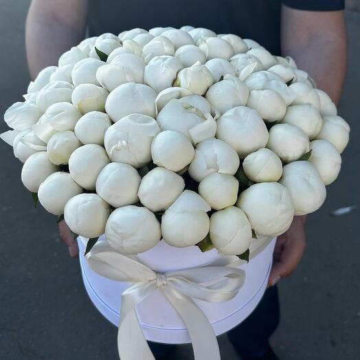 Белые пионы в коробке