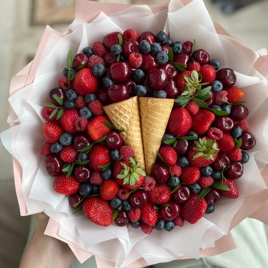 Ягодное ассорти с вафельными рожками