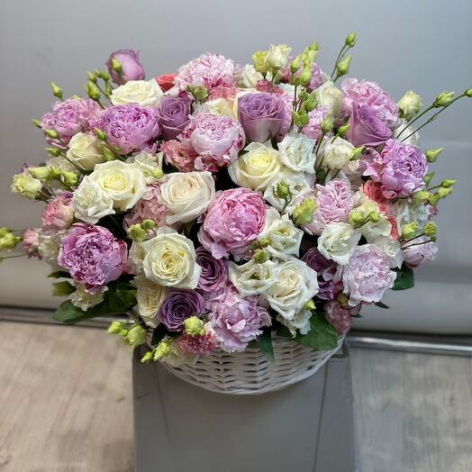 Корзина с пионами