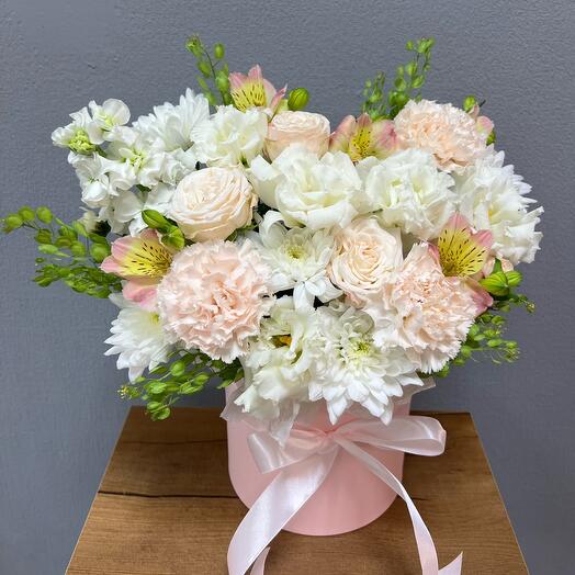 A box of "Tenderness" with a peony-shaped rose and an eustoma