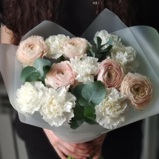 Дуэт нежных ранункулюсов и диантусов с ароматным эвкалиптом