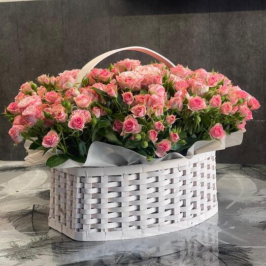 Корзина с 33 кустовыми розами