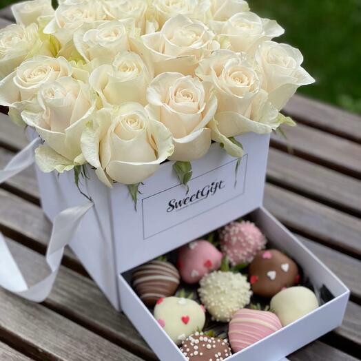 Букет SweetGift с белыми розами и клубникой в шоколаде
