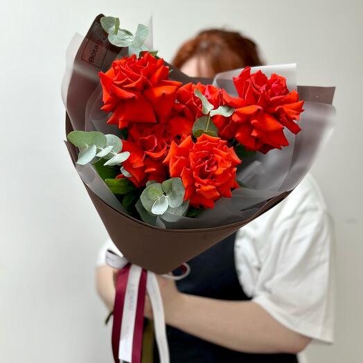 5 large inverted roses of the Nina variety with eucalyptus. Bouquet 1205