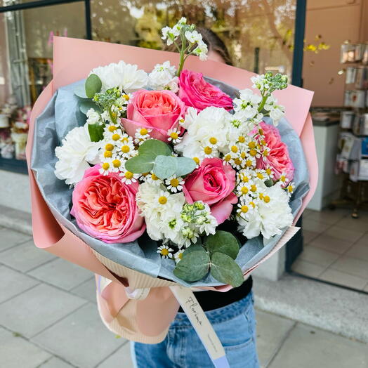 Buquê com peônias, cravos, camomila