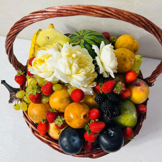 Фруктовая корзина и арбуз