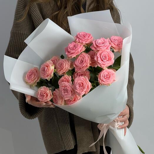 Букет крупных розовых кустовых роз