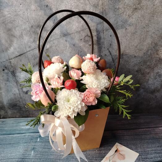 Клубника в шоколаде с цветами в крафт-сумочке