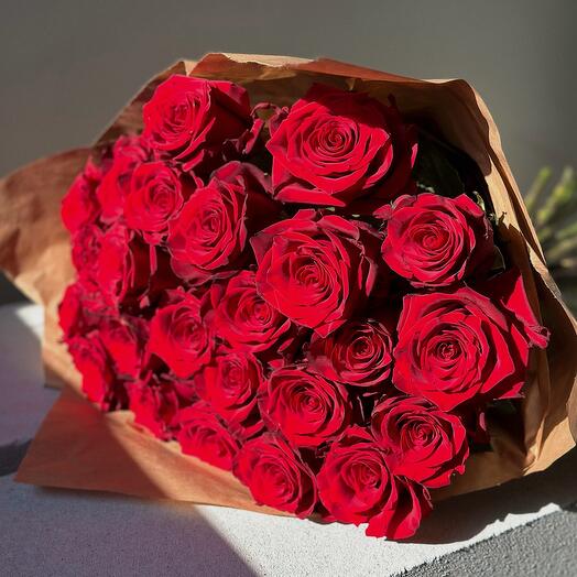 25 red roses in craft paper