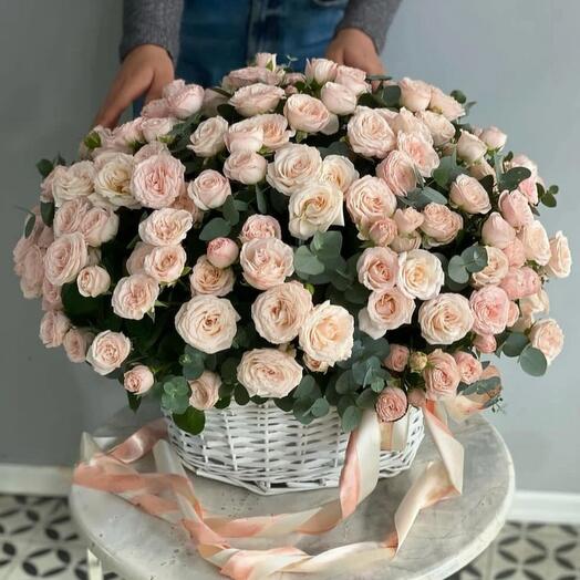 Корзина с кустовыми розами