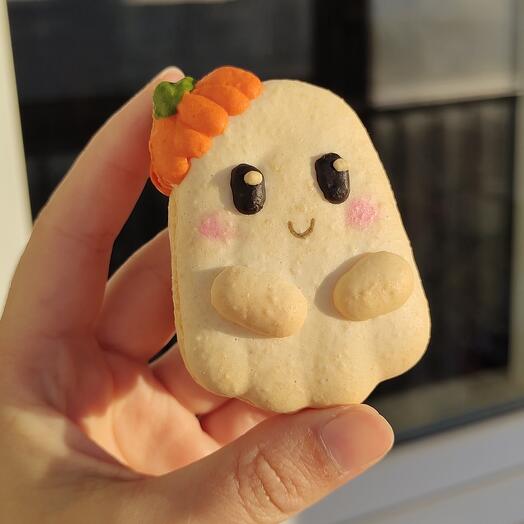 Ванильный Макарон "Призрак с шапкой-тыковкой"