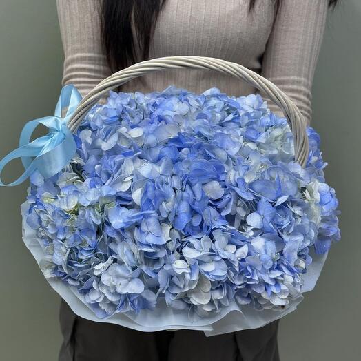 Букет из голубых гортензий 17 шт в корзине