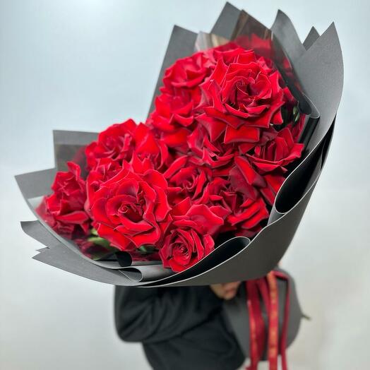 Букет из алых роз