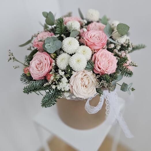 Кустовые розы,  голубая ель и кустовые хризантемы сорта Ньютон в коробке