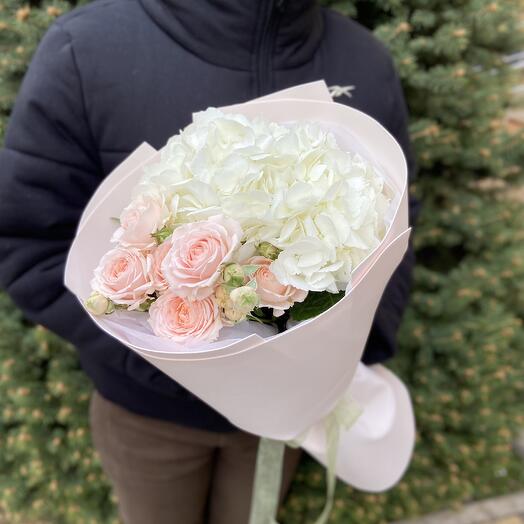 Гортензия с кустовой розой