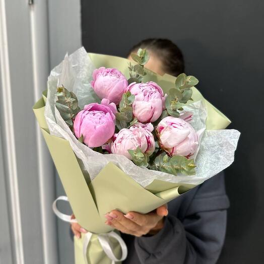 5 пионов с эвкалиптом в стильной упаковке
