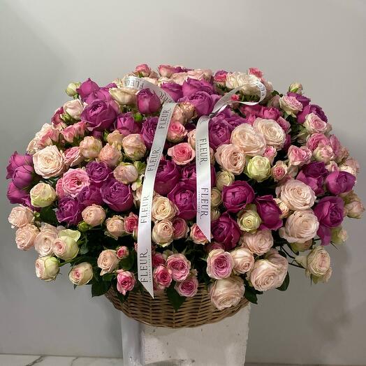 Корзина с кустовыми розами