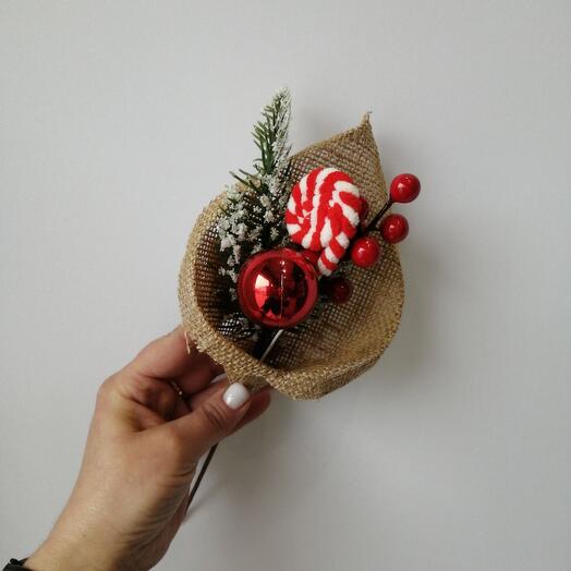 Ветка хвойная с ягодами и леденцом