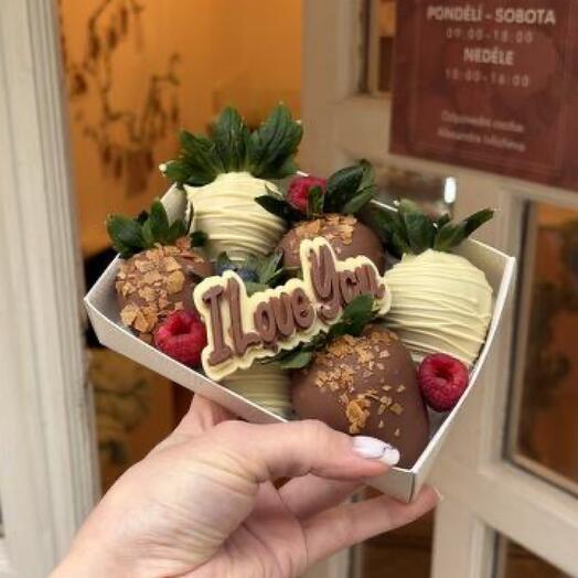 Love at First Bite – chocolate-covered Strawberries