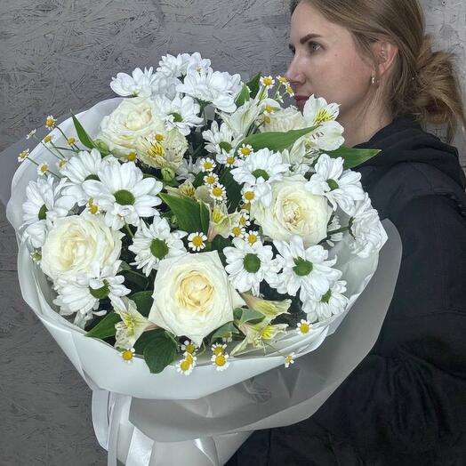 Нежный букет ромашки, белые розы и альстромерия