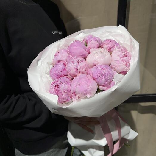 Букет из 11 розовых пионов