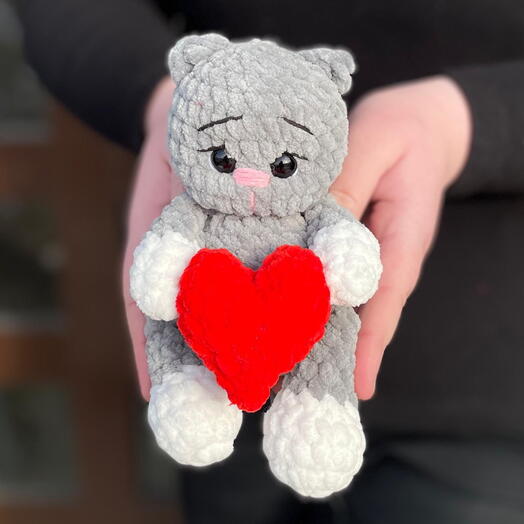 Дымчатый котенок с сердечком ♥️