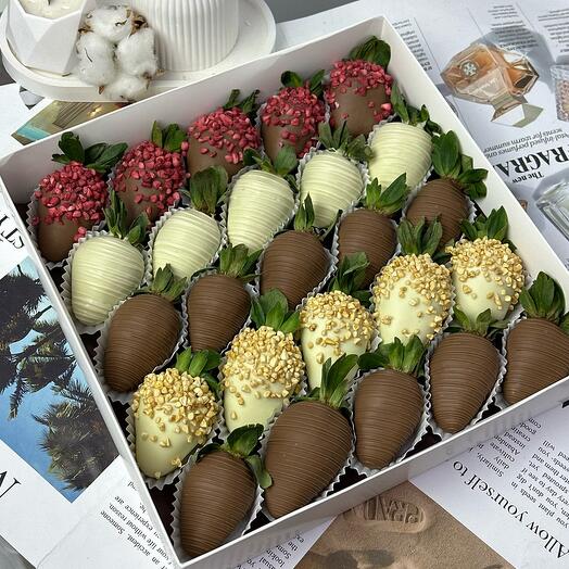 Strawberries in chocolate / set of strawberries in chocolate