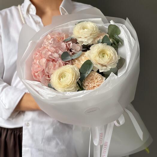 Милый букет с ранункулюсами и гортензией🌸