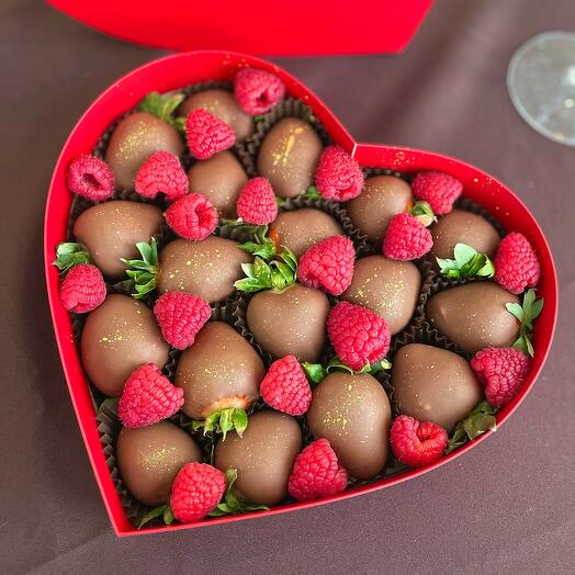 Клубника в шоколаде с малиной в сердце