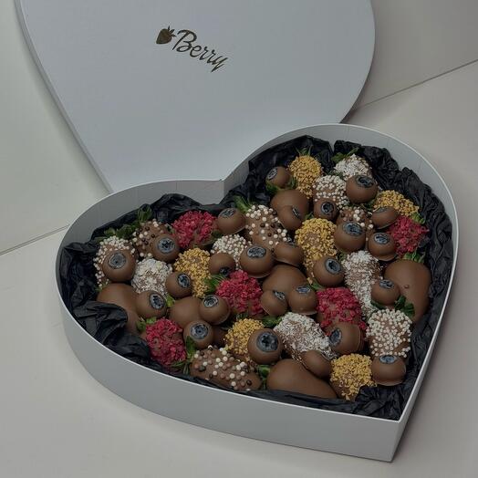 Клубника в шоколаде с голубикой в шоколаде