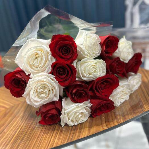 19 роз красное белое