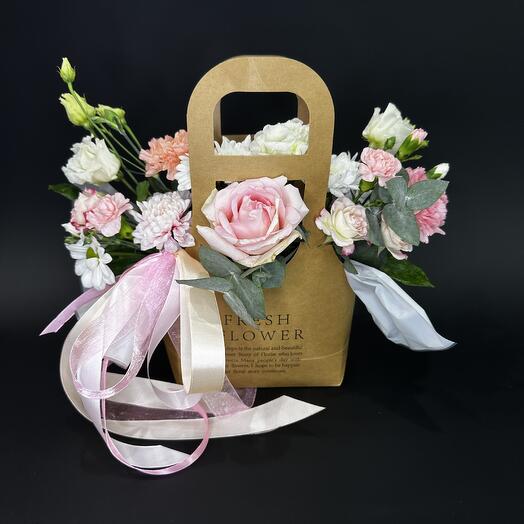 Нежная композиция в сумочке крафт