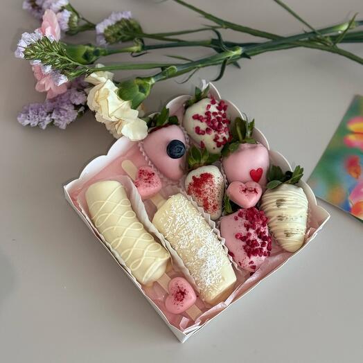 Клубника и бананы в шоколаде нежно-розовой набор