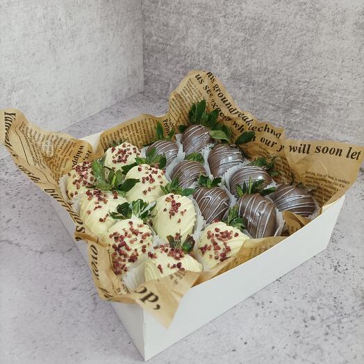 Клубника в белом и молочном шоколаде