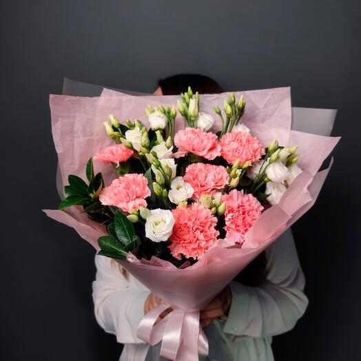 Bouquet with pink dianthus and white eustoma