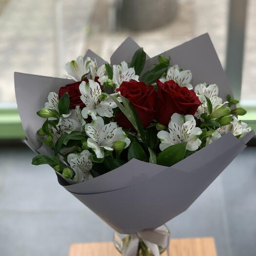 Bouquet of roses and alstroemeria