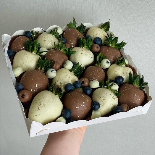 Клубника в шоколаде набор «Кофе с молоком» с голубикой