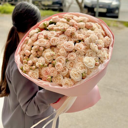 Букет нежных кустовых роз,51 шт