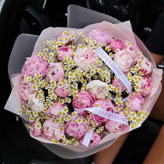 Букет «BARBIE SIZE» / 25 пион Сара Бернар-ромашка