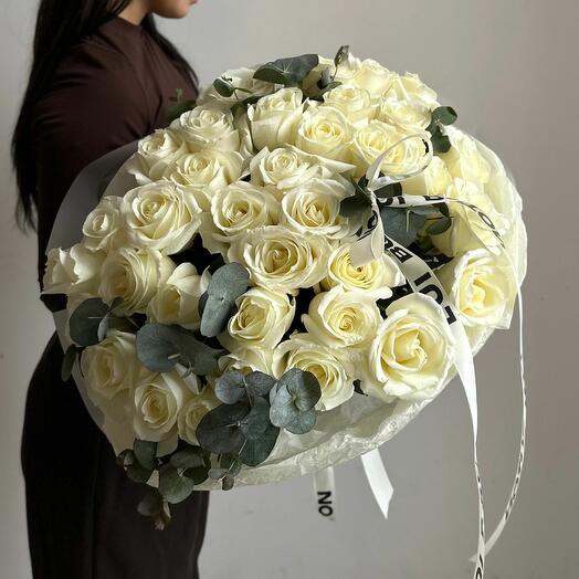 Букет "41 белых роз с эвкалиптом"