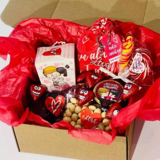 Подарочный бокс love is со сладостями
