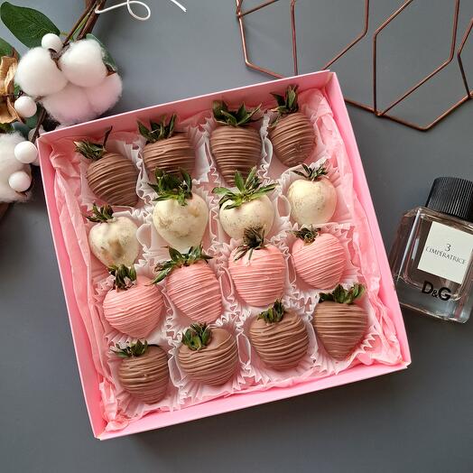 Клубника в белом и молочном шоколаде 16 шт